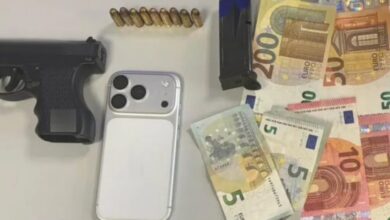 Λάρισα:-Πάνω-από-777.000-ευρώ-η-λεία-της-οργάνωσης-με-τις-«χρυσές-λίρες»-–-Βίντεο-και-φωτογραφίες-από-την-έφοδο-στον-καταυλισμό