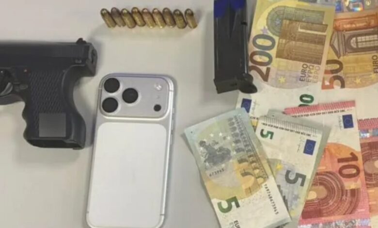 Λάρισα:-Πάνω-από-777.000-ευρώ-η-λεία-της-οργάνωσης-με-τις-«χρυσές-λίρες»-–-Βίντεο-και-φωτογραφίες-από-την-έφοδο-στον-καταυλισμό