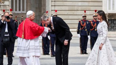 Ο-Πάπας-Λέων-έφτασε-στην-Ισπανία-–-Με-χειροφίλημα-τον-υποδέχτηκαν-ο-βασιλιάς-Φελίπε-και-η-βασίλισσα-Λετίθια
