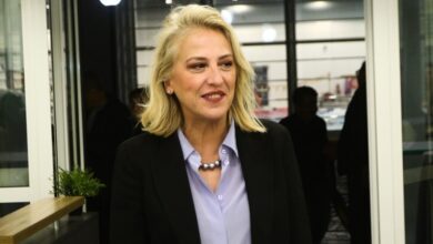Δούρου-σε-Φάμελλο:-Μας-πετάτε-στα-σκυλιά-όλους-και-δεν-μας-πρέπει
