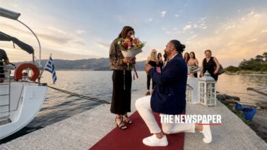 Μαγευτική-πρόταση-γάμου-με-ιστιοπλοϊκό-στον-Βόλο-–-Γονάτισε-στην-προβλήτα-και-της-χάρισε-το-δαχτυλίδι-(φώτο)