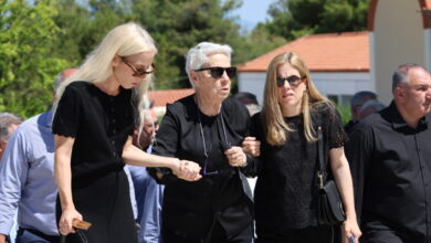 Συγκίνηση-στην-κηδεία-του-Γιώργου-Σουφλιά-–-Στην-εξόδιο-ακολουθία-ο-Κυριάκος-Μητσοτάκης