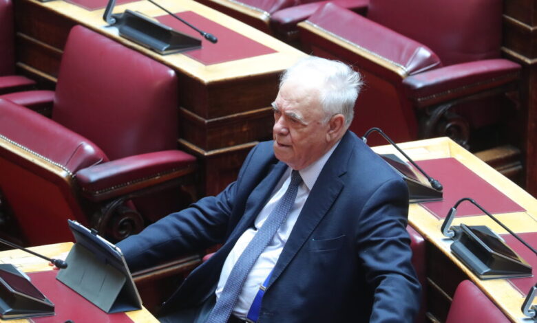 Ο-Γιάννης-Δραγασάκης-ορκίστηκε-βουλευτής-και-ανεξαρτητοποιήθηκε-από-την-ΚΟ-του-ΣΥΡΙΖΑ