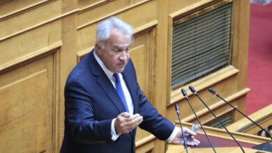 «Φωτιά»-στη-Βουλή-για-το-μεταναστευτικό:-Το-ρητορικό-ερώτημα-Βορίδη-για-τις-βάρκες,-η-παρέμβαση-Καιρίδη-και-τα-πυρά-του-ΚΚΕ