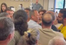 Ηλιούπολη:-Σκηνές-«φαρ-ουέστ»-στο-Δημοτικό-Συμβούλιο-–-Αντιδήμαρχοι-και-δημοτικοί-σύμβουλοι-«πιάστηκαν-στα-χέρια»