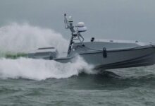 saronic-corsair:-Το-αμερικανικό-usv-που-διέσωσε-τους-πιλότους-του-ελικοπτέρου-apache-που-έπεσε-κοντά-στα-Στενά-του-Ορμούζ