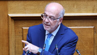 Φλωρίδης-σε-Ανδρουλάκη-για-τη-Συνταγματική-Αναθεώρηση:-«Όποιος-απέχει-από-την-Ιστορία,-θα-βλέπει-τη-βελόνα-να-κουνιέται-αλλά-προς-τα-κάτω»