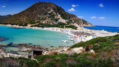 Σε-αυτή-την-παραλία-απαγορεύονται-οι-ομπρέλες-για-λουόμενους-μεταξύ-10-και-65-ετών