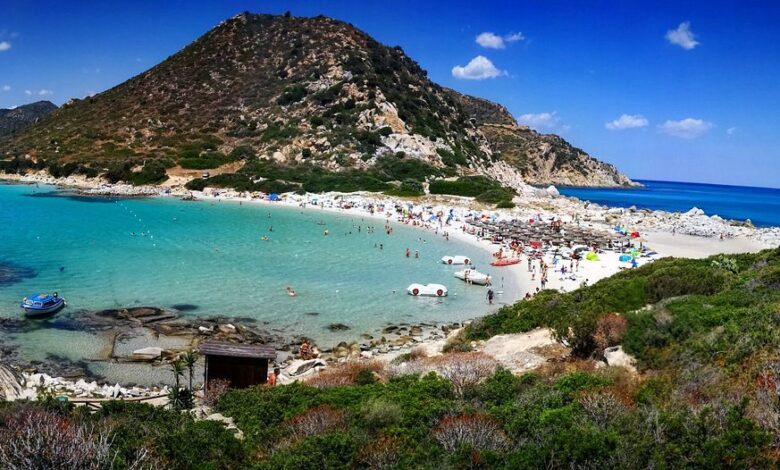 Σε-αυτή-την-παραλία-απαγορεύονται-οι-ομπρέλες-για-λουόμενους-μεταξύ-10-και-65-ετών