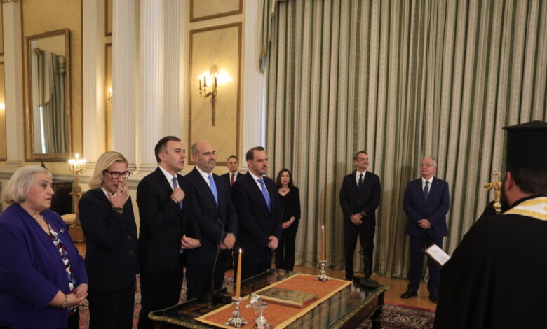 Ορκίστηκαν-τα-νέα-μέλη-της-κυβέρνησης-–-Το-χειροφίλημα-στην-Αλεξάνδρα-Παπαδοπούλου-και-η-νέα-θέση-υφυπουργού