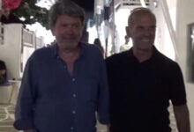 Πέτρος-Κωστόπουλος-και-Γιάννης-Λάτσιος-σε-κοινές-διακοπές-στη-Μύκονο-–-Τα-νυχτοπερπατήματα-στα-Ματογιάννια