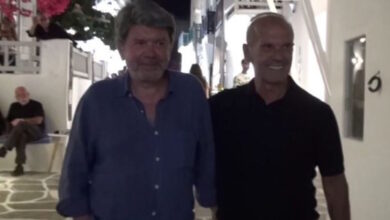 Πέτρος-Κωστόπουλος-και-Γιάννης-Λάτσιος-σε-κοινές-διακοπές-στη-Μύκονο-–-Τα-νυχτοπερπατήματα-στα-Ματογιάννια