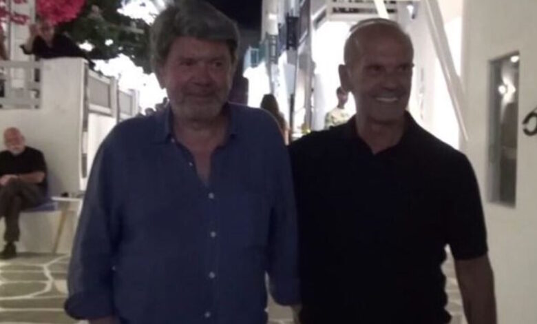 Πέτρος-Κωστόπουλος-και-Γιάννης-Λάτσιος-σε-κοινές-διακοπές-στη-Μύκονο-–-Τα-νυχτοπερπατήματα-στα-Ματογιάννια