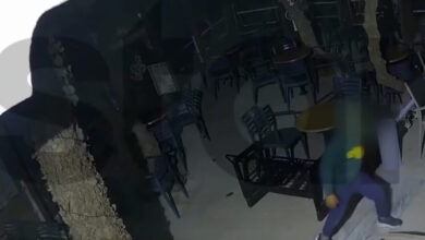 Ρόδος:-Καρέ-–-καρέ-η-εισβολή-ανήλικων-διαρρηκτών-σε-κατάστημα,-γύρισαν-την-κάμερα-στον-τοίχο-και-έσπασαν-την-τζαμαρία