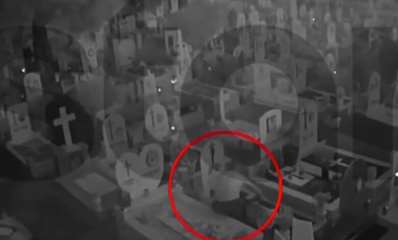 Ελληνικό:-Βίντεο-με-21χρονο-που-έκλεβε-καντήλια-από-νεκροταφείο-και-συνελήφθη