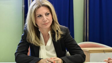 Ο-ΔΣΑ-αρνείται-στην-Καρυστιανού-αίθουσα,-που-αρχικά-έδωσε,-για-εκδήλωση-–-Το-παρασκήνιο-με-την-αφίσα-και-τις-υπογραφές