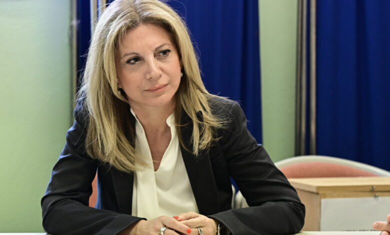 Ο-ΔΣΑ-αρνείται-στην-Καρυστιανού-αίθουσα,-που-αρχικά-έδωσε,-για-εκδήλωση-–-Το-παρασκήνιο-με-την-αφίσα-και-τις-υπογραφές