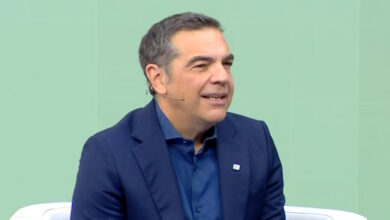 Τσίπρας-σε-Μητσοτάκη:-Εγώ-ήξερα-ότι-το-δίπλωμα-στο-παίρνουν-όταν-παραβιάζεις-τον-ΚΟΚ-και-όχι-όταν-χάνεις-τις-εκλογές
