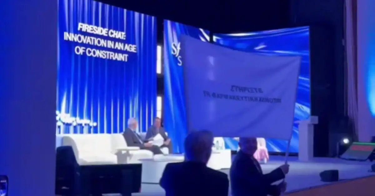 Κόντρα-κυβέρνησης-–-φαρμακοβιομηχανίας:-Το-«πικρό»-αστείο-με-το-πανό,-τα-επικοινωνιακά-τεχνάσματα-και-ο-κίνδυνος-για-τους-ασθενείς