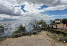 Φωτιά-στο-Περιστέρι:-Κοντά-σε-σπίτια-στο-γήπεδο-Χωράφα