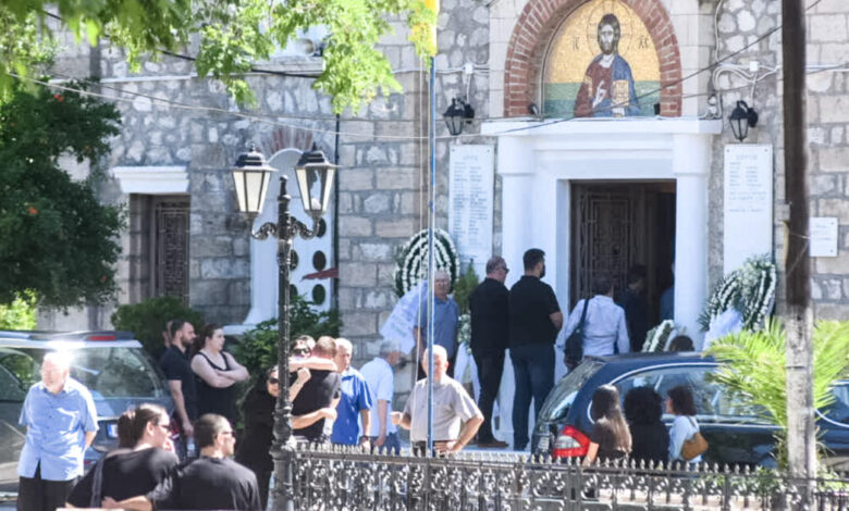 Αίγιο:-Θρήνος-στον-Λόγγο-Αιγιάλειας-για-τη-μητέρα-και-τον-γιο-που-βρέθηκαν-δολοφονημένοι-στο-σπίτι-τους