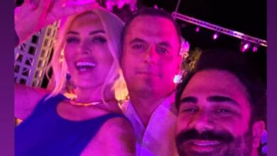 Κατερίνα-Καινούργιου:-Σπάνια-βραδινή-έξοδος-με-τον-Παναγιώτη-Κουτσουμπή-σε-γάμο-στο-Λαγονήσι