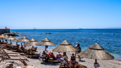 Ανάβυσσος:-Σύλληψη-72χρονου-για-παράνομες-ξαπλώστρες-και-ομπρέλες-σε-παραλία