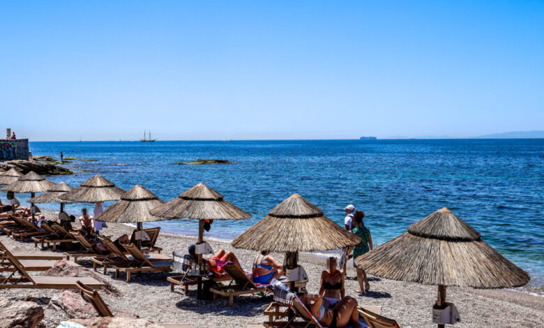 Ανάβυσσος:-Σύλληψη-72χρονου-για-παράνομες-ξαπλώστρες-και-ομπρέλες-σε-παραλία