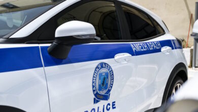 Νίκαια:-Συνελήφθη-66χρονος-που-είχε-ολόκληρο-οπλοστάσιο-στο-σπίτι-του-–-Κατασχέθηκαν-πιστόλια-κρότου,-φυσίγγια-και-τέιζερ