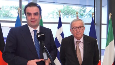 Γιούνκερ-στο-γεύμα-με-Πιερρακάκη:-Κανείς-δεν-πίστευε-πριν-από-χρόνια-ότι-Έλληνας-ΥΠΟΙΚ-θα-βρισκόταν-στο-τιμόνι-του-eurogroup