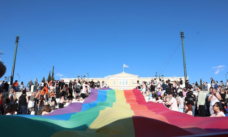 athens-pride-2026:-Χιλιάδες-κόσμου-στην-παρέλαση-υπερηφάνειας,-αγάπης-και-ισότητας-–-Εικόνες-από-το-πολύχρωμο-κέντρο