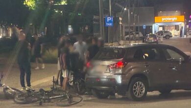 Τρίκαλα:-Τροχαίο-ατύχημα-το-βράδυ-του-Σαββάτου-στην-κεντρική-πλατεία-–-Δικυκλιστής-έχασε-τον-έλεγχο-και-έπεσε-στο-οδόστρωμα