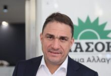 Σκληρή-επίθεση-Τσουκαλά-σε-Μητσοτάκη-για-το-άρθρο-86:-«Αλλάζει-ο-Μανωλιός-για-να-βάλει-τα-ρούχα-του-αλλιώς»