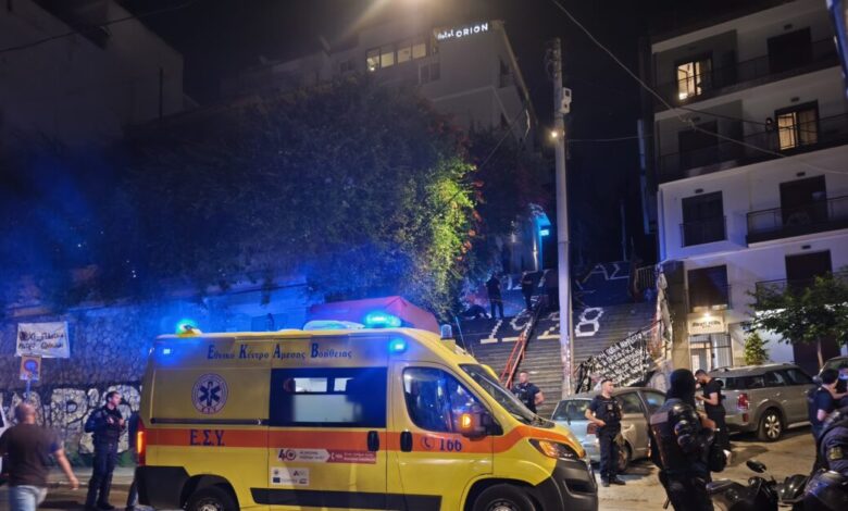 Δολοφονία-στα-Εξάρχεια:-25χρονος-Τούρκος-το-θύμα-–-Τραγική-φιγούρα-ο-σκύλος-του-που-έμεινε-δίπλα-στη-σορό