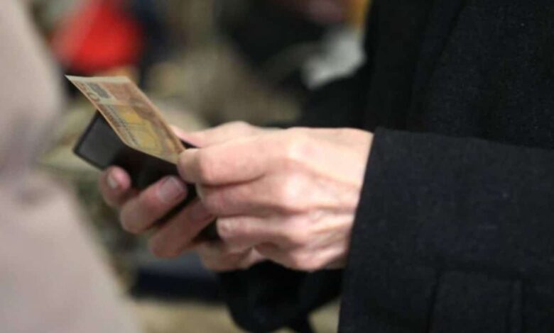 Επίδομα-300-ευρώ-για-συνταξιούχους:-Σκέψεις-για-κατάργηση-και-πληρωμή-μισής-σύνταξης