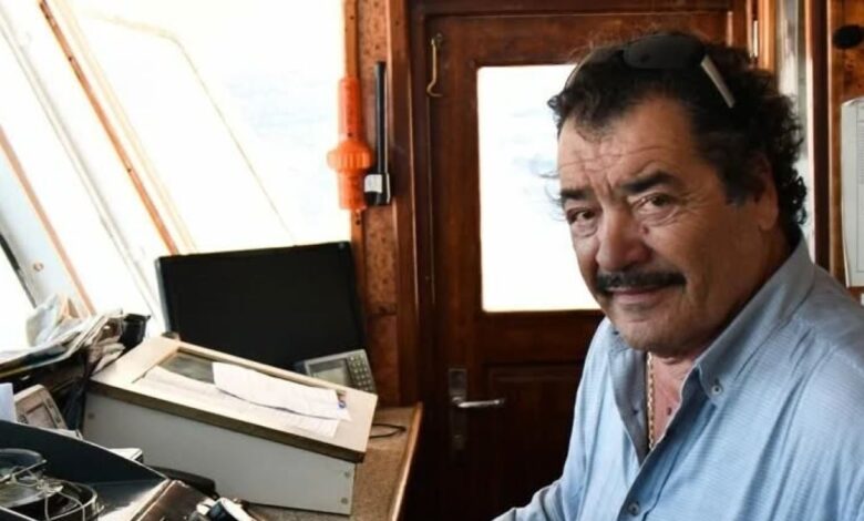 Γιάννης-Σκοπελίτης:-Οι-θρυλικές-μάχες-του-Καπετάν-Γιάννη-με-τα-κύματα-–-Τα-συγκλονιστικά-βίντεο-από-τον-τρομερό-«Σκοπελίτη»-στη-μανιασμένη-θάλασσα-του-Αιγαίου