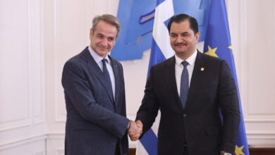 Συνάντηση-Μητσοτάκη-με-τον-Σαντάμ-Χαφτάρ-στο-Μαξίμου:-Στο-τραπέζι-μεταναστευτικό-και-θαλάσσιες-ζώνες