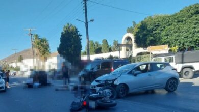 Σοβαρό-τροχαίο-στην-Πάρο:-Μηχανή-συγκρούστηκε-με-αυτοκίνητο-–-Ένας-νεκρός-και-ένας-τραυματίας