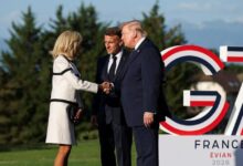 Η-άβολη-χειραψία-του-Ντόναλντ-Τραμπ-με-την-Μπριζίτ-Μακρόν-που-κράτησε-13-δευτερόλεπτα