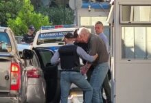 Αλέξανδρος-Γιωτόπουλος:-Με-χειροπέδες-βγήκε-από-τη-ΓΑΔΑ-ο-αρχηγός-της-17Ν-–-Οδηγείται-στην-Εισαγγελία-Εφετών-Πειραιά