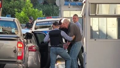 Αλέξανδρος-Γιωτόπουλος:-Με-χειροπέδες-βγήκε-από-τη-ΓΑΔΑ-ο-αρχηγός-της-17Ν-–-Οδηγείται-στην-Εισαγγελία-Εφετών-Πειραιά