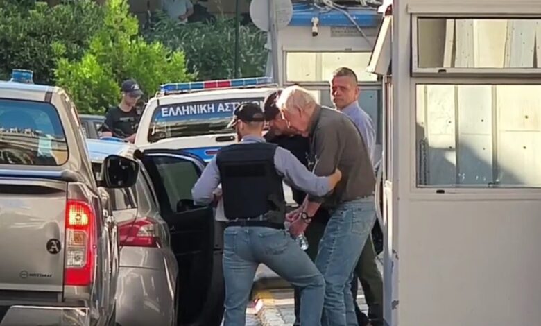 Αλέξανδρος-Γιωτόπουλος:-Με-χειροπέδες-βγήκε-από-τη-ΓΑΔΑ-ο-αρχηγός-της-17Ν-–-Οδηγείται-στην-Εισαγγελία-Εφετών-Πειραιά