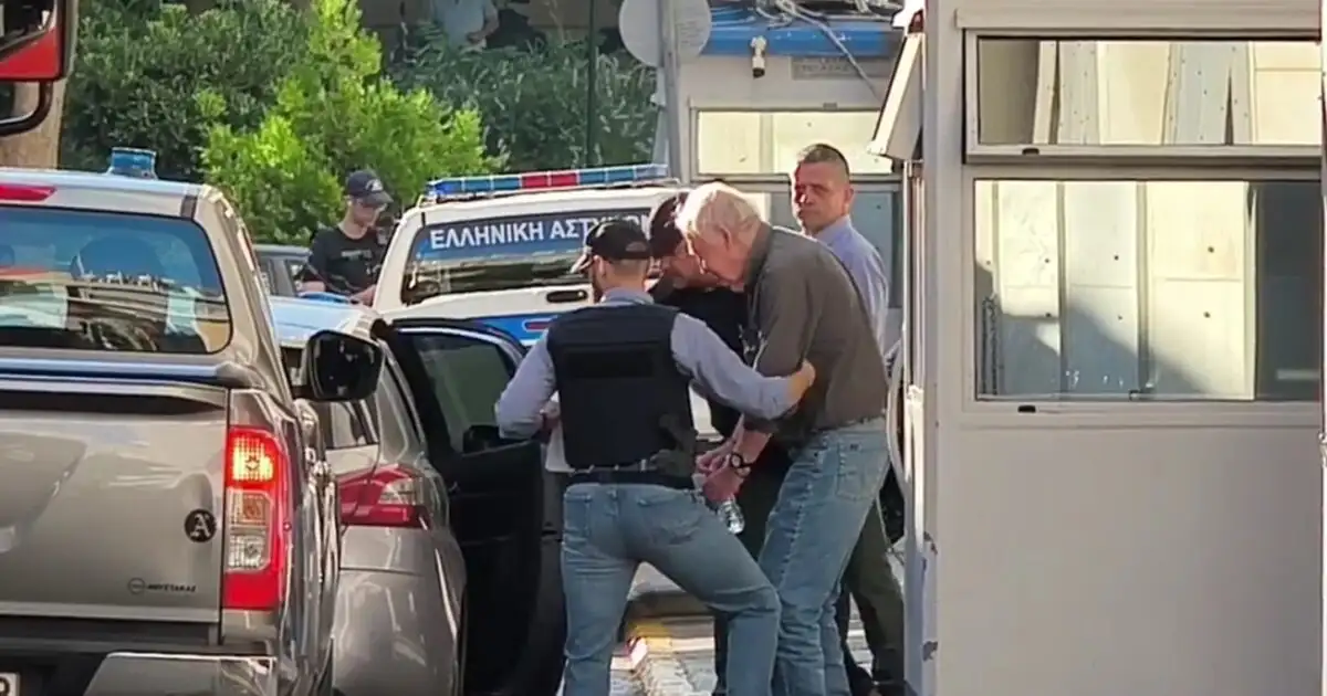 Αλέξανδρος-Γιωτόπουλος:-Με-χειροπέδες-βγήκε-από-τη-ΓΑΔΑ-ο-αρχηγός-της-17Ν-–-Οδηγείται-στην-Εισαγγελία-Εφετών-Πειραιά