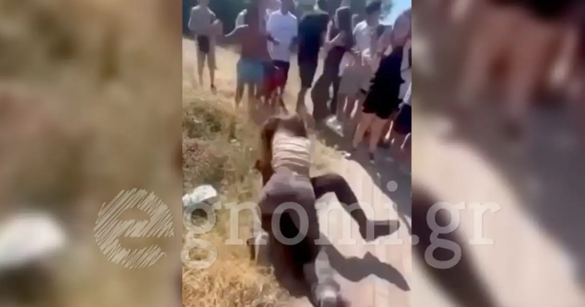 Εύβοια:-Άγρια-συμπλοκή-μεταξύ-μαθητριών-έξω-από-σχολείο-–-Ζητωκραύγαζαν-και-τραβούσαν-βίντεο-οι-συμμαθητές-τους