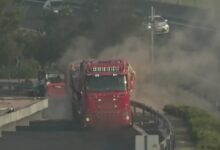 Ανατροπή-φορτηγού-με-μπάζα-στην-Αττική-Οδό:-Πυροσβέστες-απεγκλώβισαν-τον-οδηγό