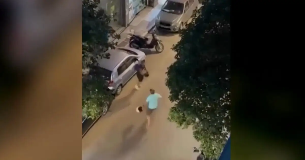 Κολωνός:-Οδηγοί-μηχανής-πιάστηκαν-στα-χέρια-σε-σιδηροδρομική-διάβαση-για-την-προτεραιότητα-–-Βίντεο-από-τον-άγριο-καυγά-τους