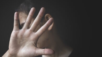Νέα-υπόθεση-Πελικό-στη-Βρετανία:-«Ξύπνησα-και-είδα-έναν-άγνωστο-να-με-βιάζει-ενώ-ο-άντρας-μου-παρακολουθούσε»
