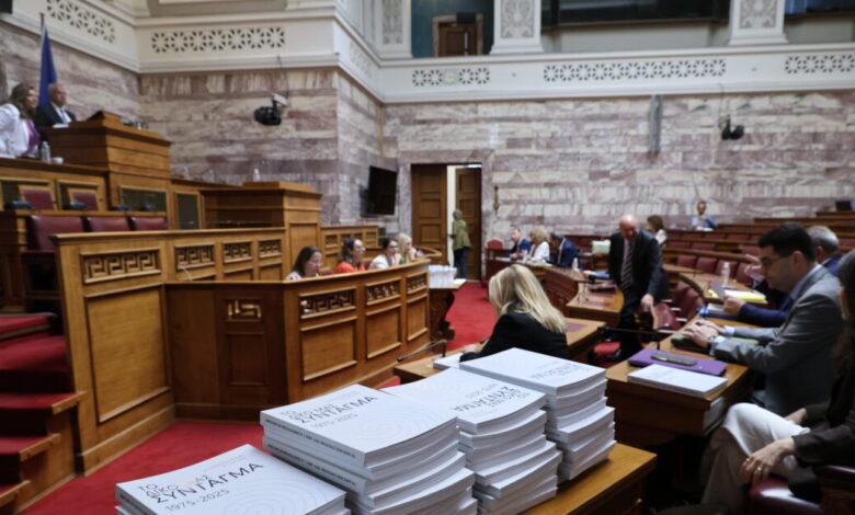 Συνταγματική-Αναθεώρηση:-Στο-τραπέζι-προσιτή-στέγη,-περιβάλλον-και-αμβλώσεις-–-Οι-προτάσεις-ΝΔ-και-ΠΑΣΟΚ
