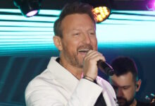 Κώστας-Καραφώτης:-Με-τη-γυναίκα-μου-είμαστε-μόνοι-μας,-δεν-υπάρχουν-γονείς-εδώ,-μεγαλώνουμε-το-παιδί-οι-δυο-μας