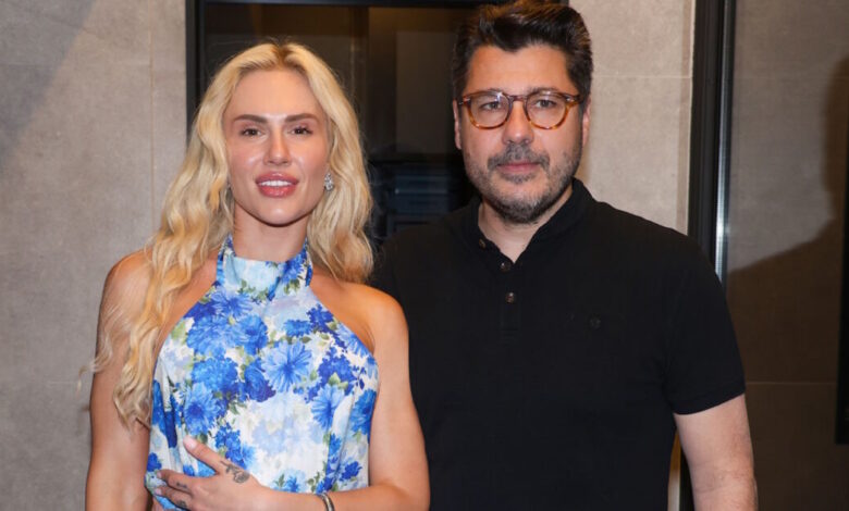 Ο-Λάμπρος-Κωνσταντάρας-βιντεοσκοπεί-την-Έλενα-Τσαγκρινού-να-τραγουδά-δίπλα-στην-πισίνα-του